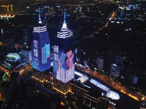 上海环球双塔墙身媒体广告